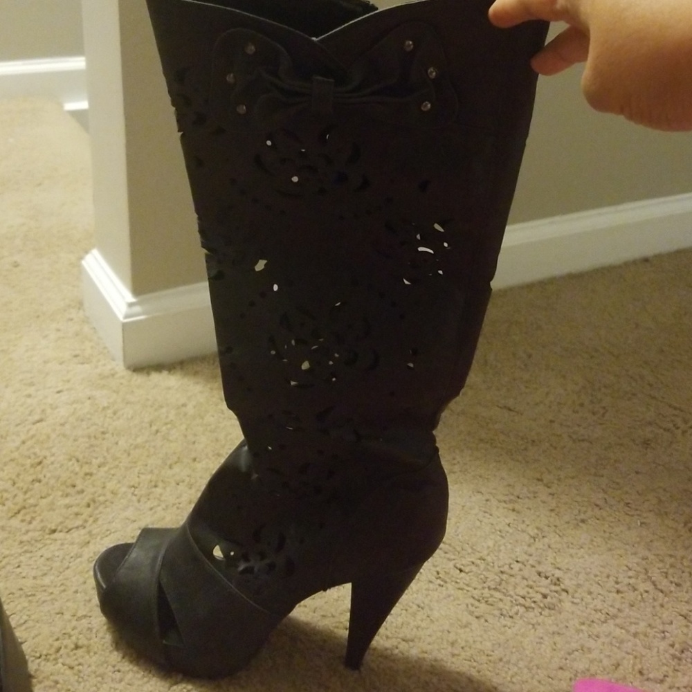 Boots - Picture 2 of 4